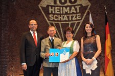 Heimatminister Albert Füracker und Kunstministerin Prof. Dr. med. Marion Kiechle prämieren 100 Heimatschätze